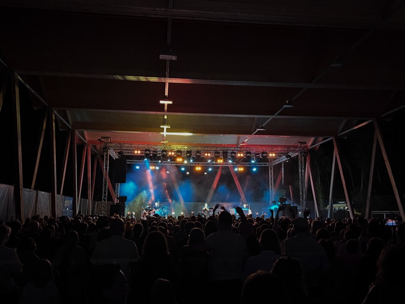 La scène pendant un concert